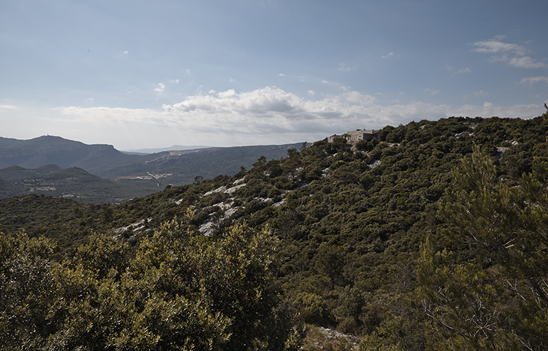 Vue générale du site, depuis une hauteur rocheuse située au sud.