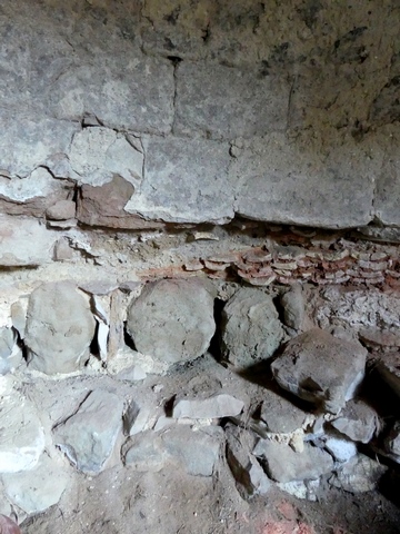 Bâtiment sud. Rez-de-chaussée, remise. Four à pain, coupe de la sole et de son massif de soubassement.