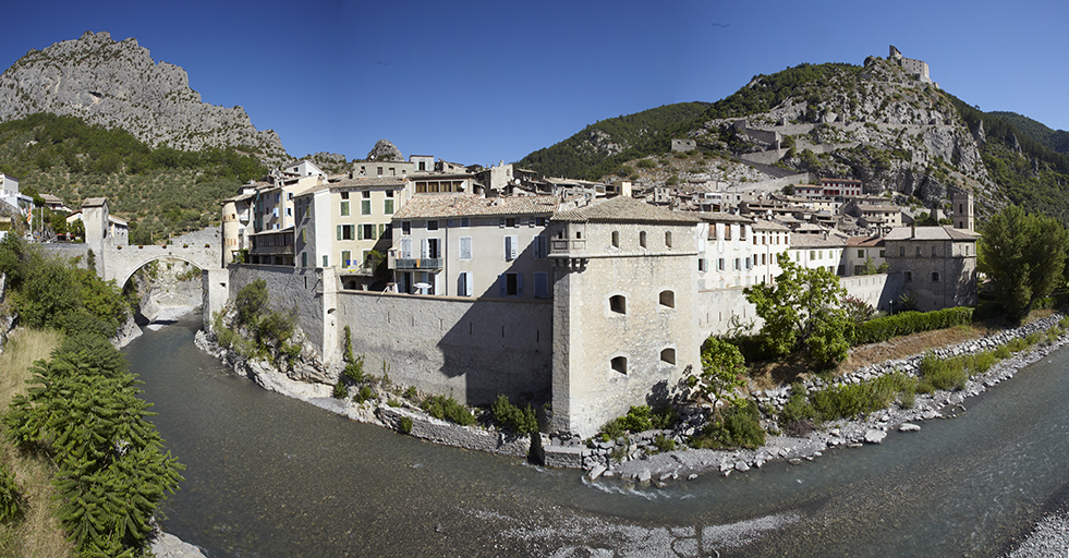 Entrevaux. Panorama du village fortifié depuis le sud-est.