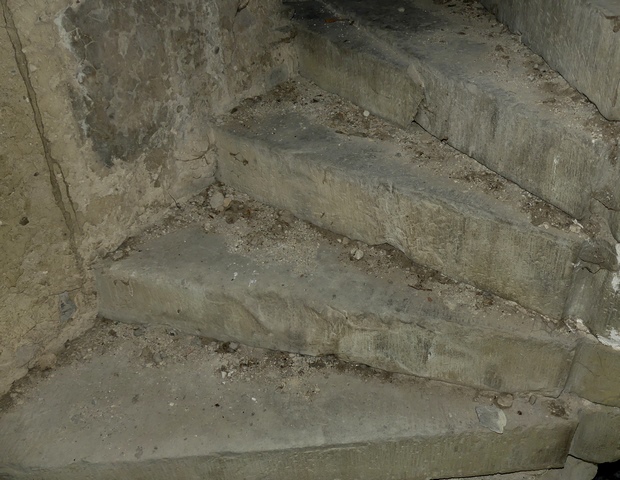 Etage, escalier. Marches.