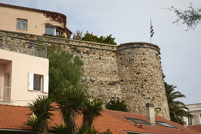 Vestiges de l'enceinte de la batterie du château,  détail courtine et tour sud-est, parapet à cordons.