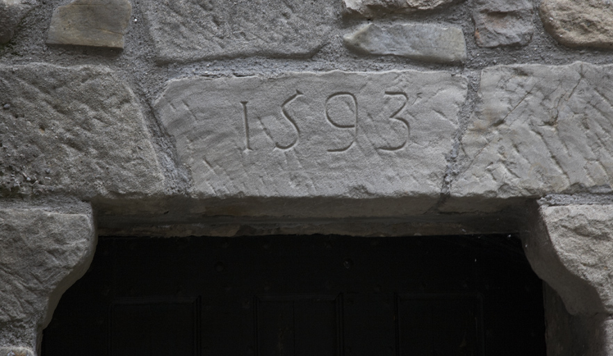 Date 1593 gravée à la fin du 20e siècle.