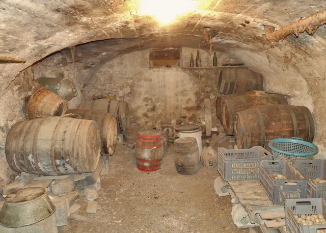 Cellier dont le fond est occupé par une cuve vinaire, ferme dite Armand.