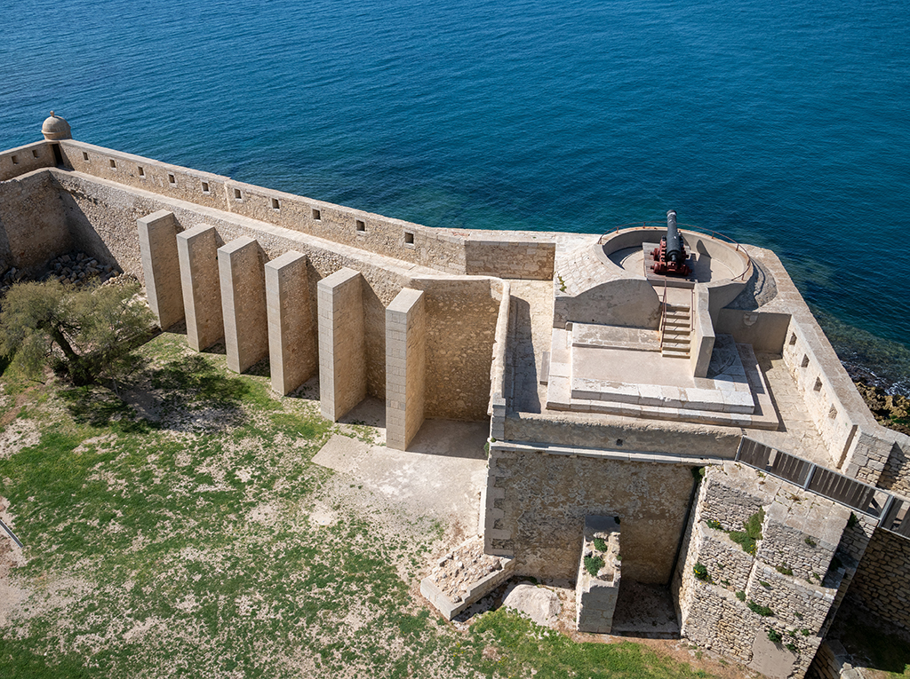 Vue plongeante du front sud de l'enceinte prise du haut de la tour, muraille du segment Est à contreforts intérieurs et bâtiment (ancienne cuisine) du redan central portant plate-forme avec cuve à canon de 1937