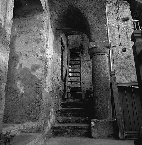 L'escalier d'accès au balcon de grange. Vue prise du balcon du premier étage.