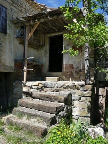 Bâtiment principal. Escalier extérieur et palier couvert.