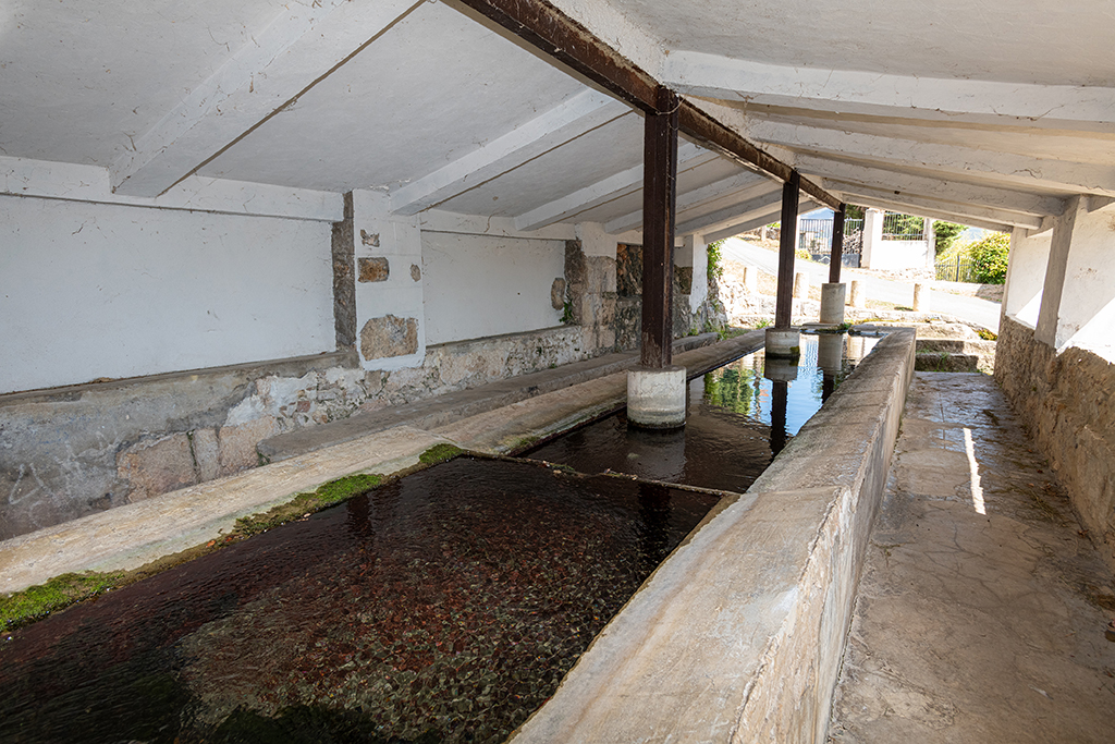 Vue de volume prise du sud-ouest. Au premier plan, le réservoir initial ; au fond, le deuxième bassin accolé postérieurement. 