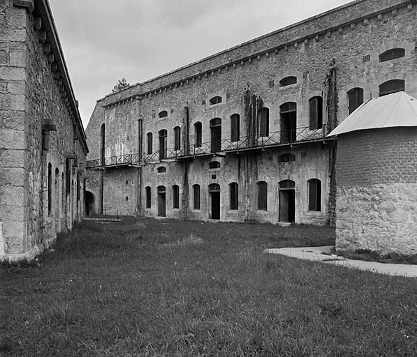 Cour centrale. A gauche pavillon D, à droite façade de la caserne A et, en premier plan, abri du poste de puisage de la citerne L.