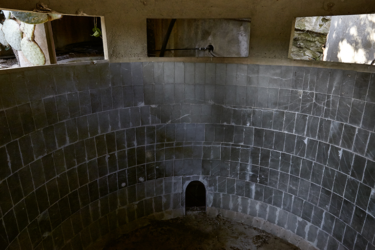 Intérieur de la cuve du pressoir à vin.