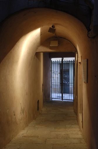 immeuble à logements, puis parfumerie Bérenger Jeune, puis Albert et Bermon, puis brasserie Musso, puis magasin de commerce, actuellement bibliothèque (médiathèque)