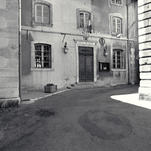 Façade antérieure est. Vue partielle. Noter les ancres formant la date 1703.