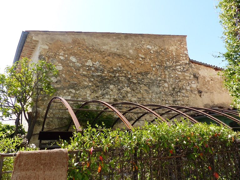 Bâtiment 3 à gauche, partie du bâtiment 1 à droite. Elévation nord-est, deuxième niveau. 