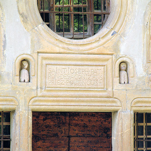 Décor d'élévation extérieure : statues (9), sculptures (masques, 7), porte, fenêtres (2), oculus, tronc, bénitier