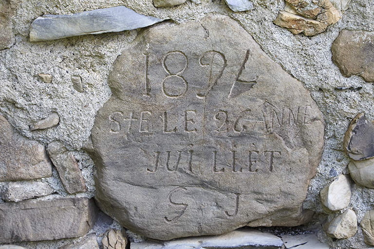 Chronogramme sur un bloc de grès de la cabane de Sainte-Anne (Villars-Colmars) : "1894/STE LE 26 ANNE/JUILLET/G.J".