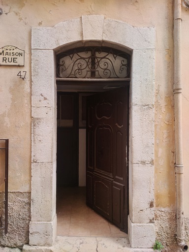 Maison (2022 AY 95). Porte du logis avec encadrement en pierre de taille calcaire en arc segmentaire. 