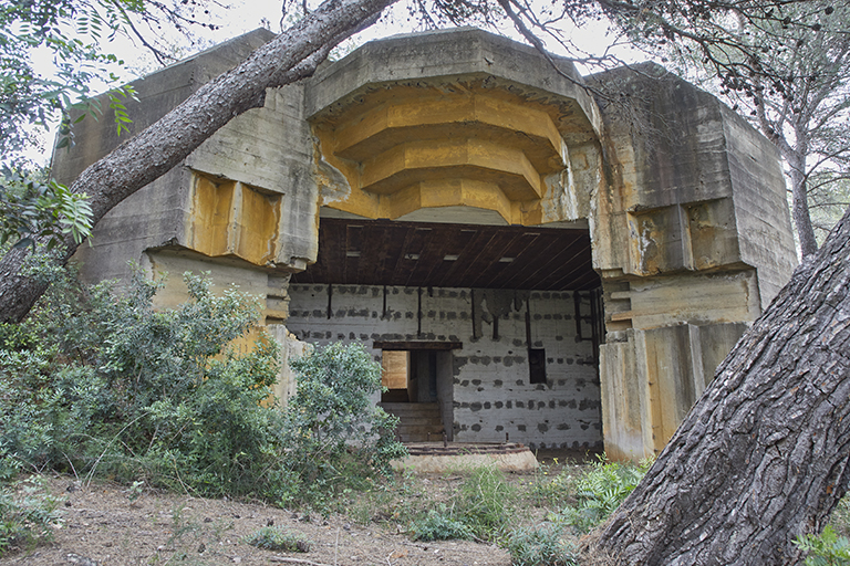 Casemate n° IV de la batterie,  vue de la façade avec embrasure à redans et visière, chambre de tir derrière l'embrasure