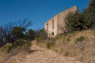Chemin d'accès, ruines de la maison du gardien civil du fort.