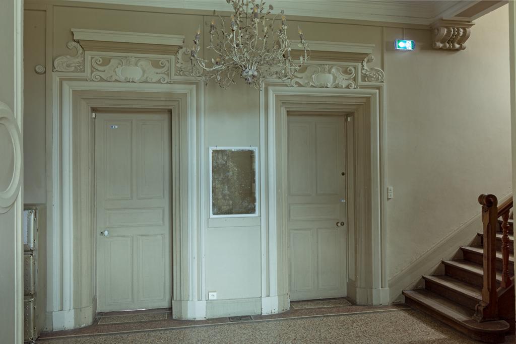 Rez-de-chaussée : portes des pièces sud. 
