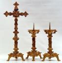 ensemble d'une croix d'autel et de 4 chandeliers d'autel