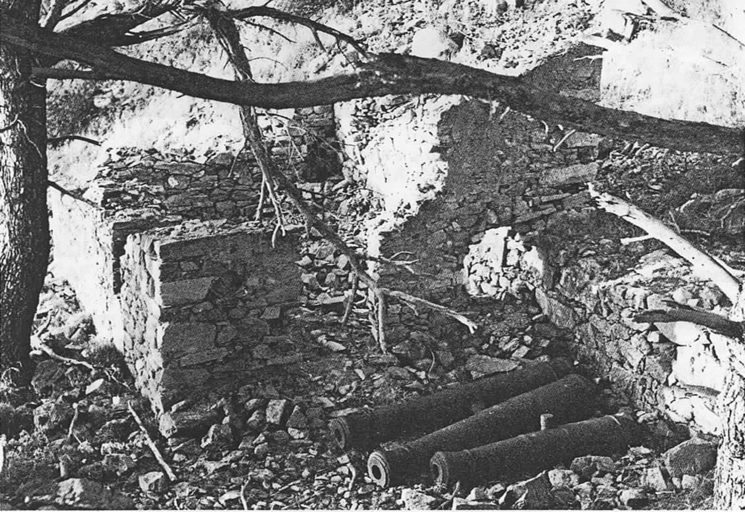 Les ruines du corps de garde et les trois canons abandonnés, avant leur enlèvement en 1973.