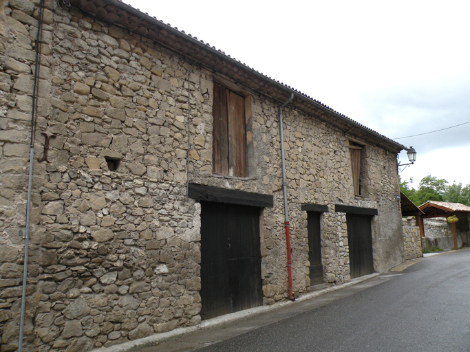 Village, parcelle 1983 D 223. Portes et baies fenières en gouttereau.