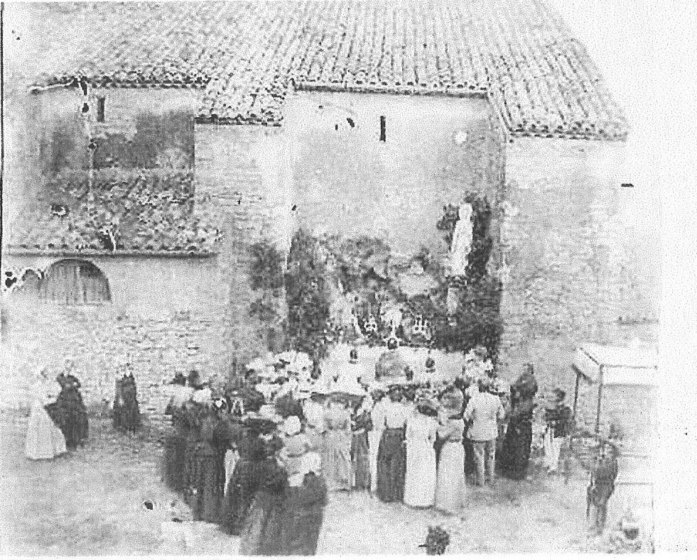 Vue de l'élévation nord de l'église paroissiale de Saint-Julien-le-Montagnier lors de la fête de Saint-Julien, 28 août 1870.