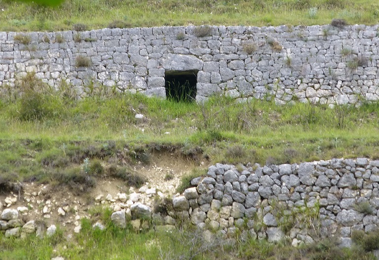 Cabane de l'Autreville (2023 G 314). Maçonnerie soignée en pierres sèches.
