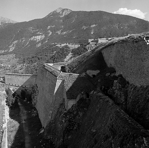 Front nord-est. Bastion 8 et fossé vus du bastion 9. En fond de fossé, batardeau crénelé.