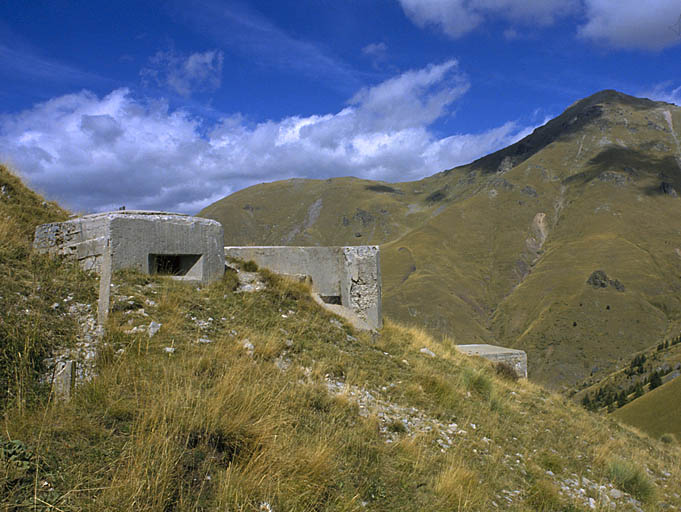 L'ouvrage vu du sud. Au premier plan, à gauche, blockhaus léger pour arme automatique. A droite, en contrebas, la casemate double de mitrailleuse. A l'arrière-plan à droite, le capelet supérieur.