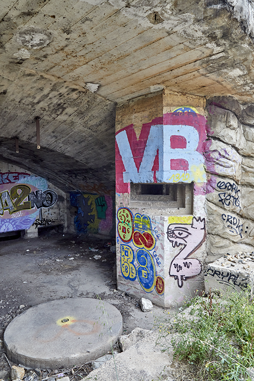 Embrasure de la 4e casemate avec petit poste de défense rapproché type caponnière