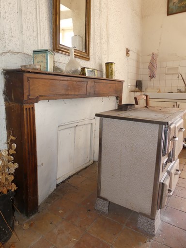 Logis, étage, salon. Mur est, cheminée.