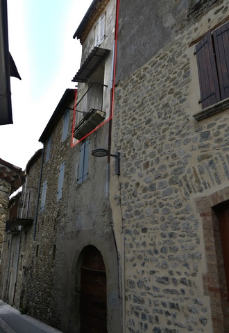 Elévation est. L'emprise de la maison (partie non grisée).