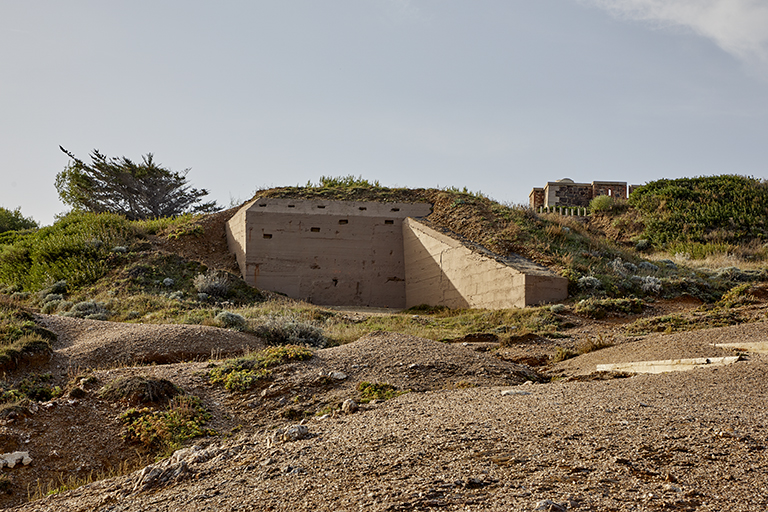 Casemate de flanquement allemande R 612 , au nord et en contrebas de la batterie et de sa tour-réduit.