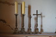 Garniture d'autel composée d'une croix d'autel et de 3 chandeliers d'autel
