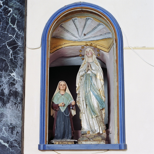 ensemble de 2 statues : La bienheureuse Bernadette Soubirous et la Vierge de Lourdes, niche