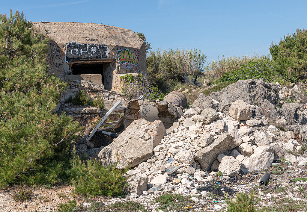 casemate de flanquement Regelbau 680, façade active avec embrasure et contrefort latéral