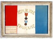 ex-voto, tableau : Drapeau tricolore avec médailles militaires