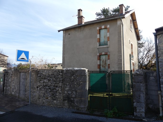 Mur de clôture et portail nord du jardin.