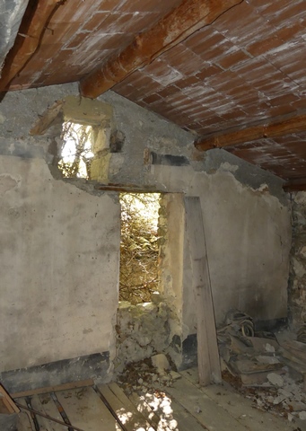 Etage, pièce occidentale. Mur sud.