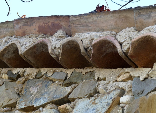 Saillie de rive avec un rang de génoise, entrepôt agricole au Serre des Costes.