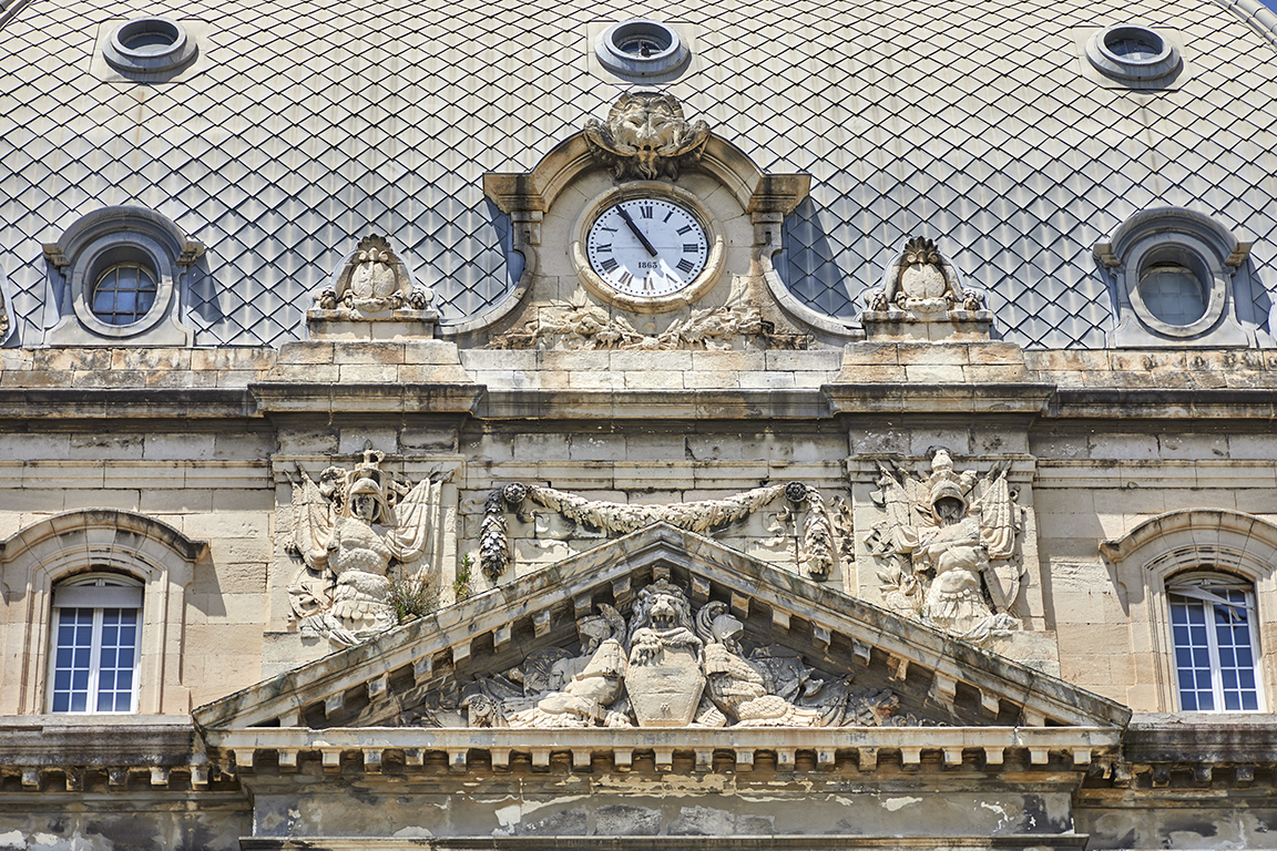 Bâtiment principal, détail du fronton, décor et horloge des 3e et 4e étages de la façade Sud du pavillon central.