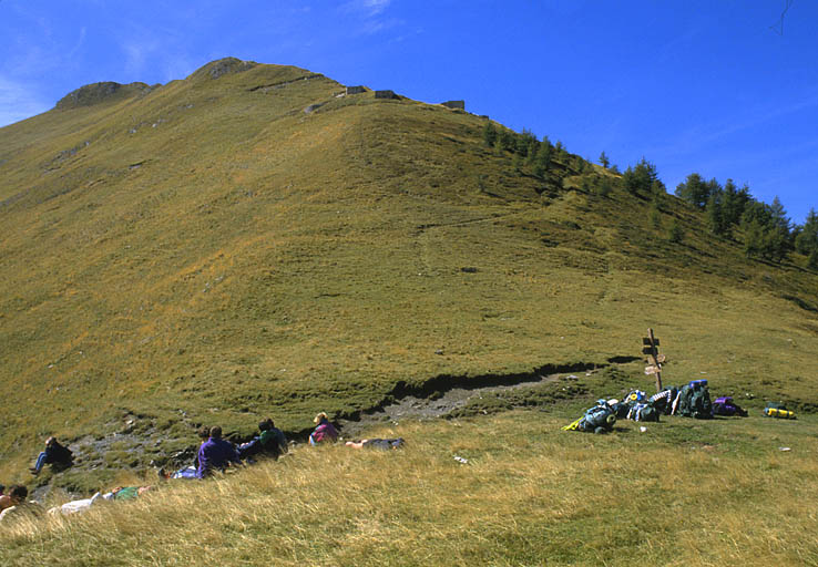 Vue de situation prise au nord-est depuis le col.