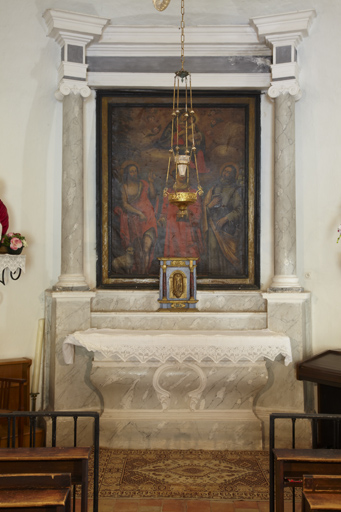 ensemble d'un autel, de deux gradins d'autel, d'un tabernacle et d'un retable