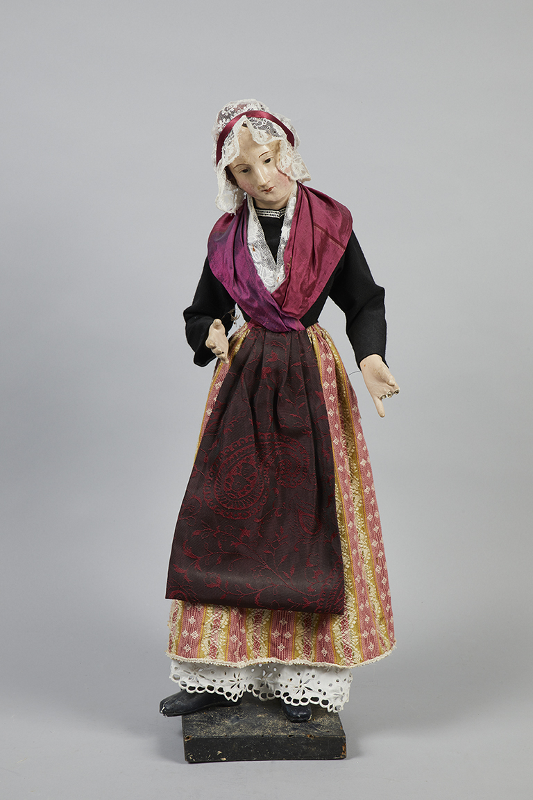 Ensemble de quatre santons : Joseph, Marie, une femme, un joueur de tambour