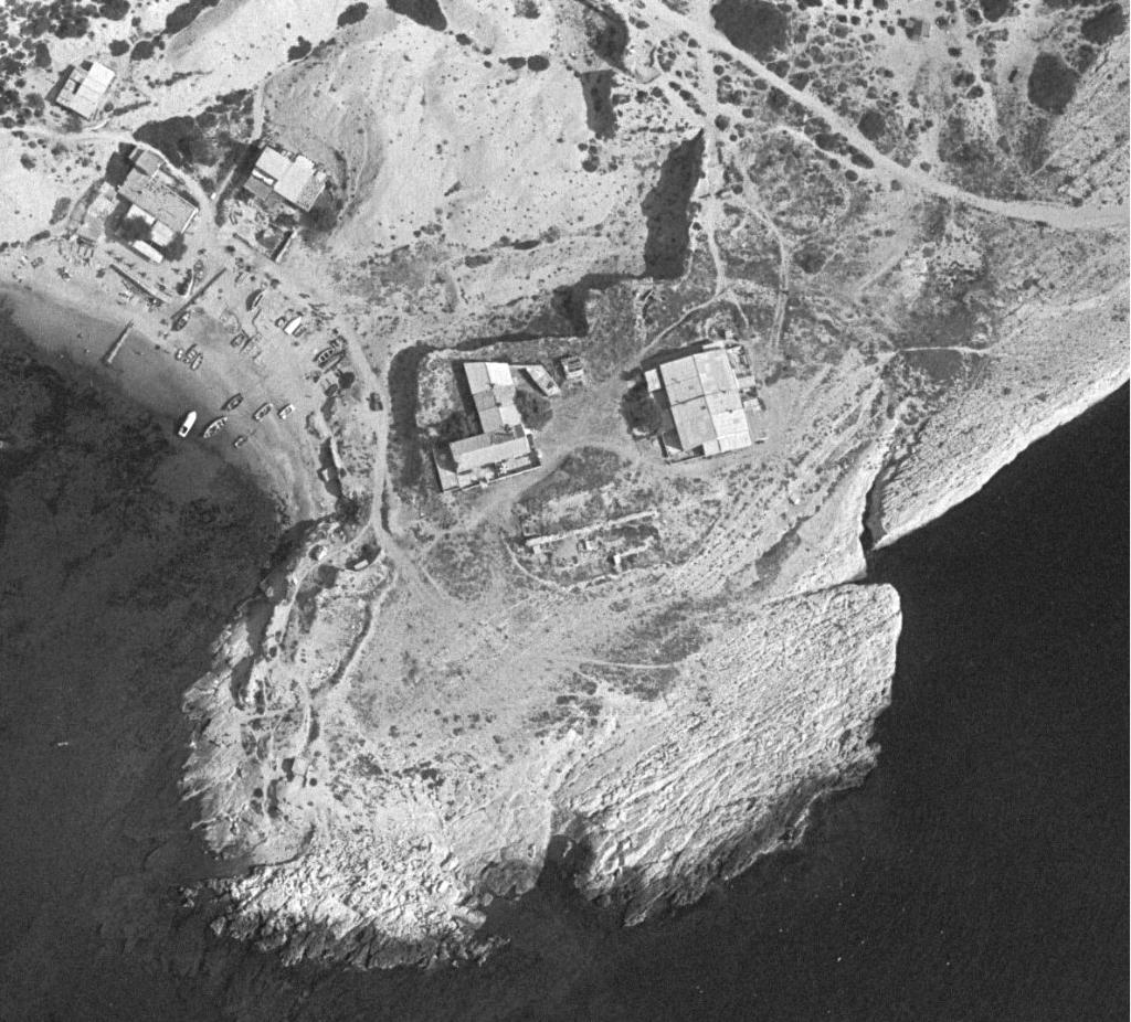 Vue aérienne verticale de Marseille, massif de Marseilleveyre, calanque de Marseilleveyre et du Podestat], 1968. Détail : la batterie de Riou.