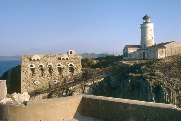 Vue du réduit et du phare prise du nord-ouest.