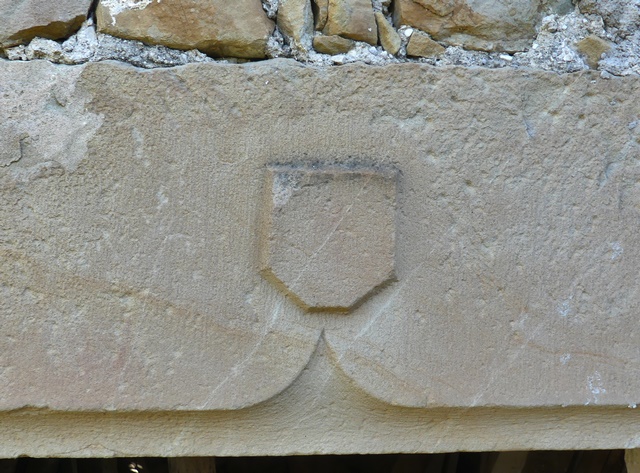 Bâtiment principal. Elévation sud, premier niveau. Porte de la remise-étable, détail du linteau.