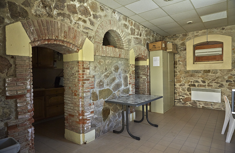 Façade et porte des anciennes latrines sur cour, sous le merlon central.