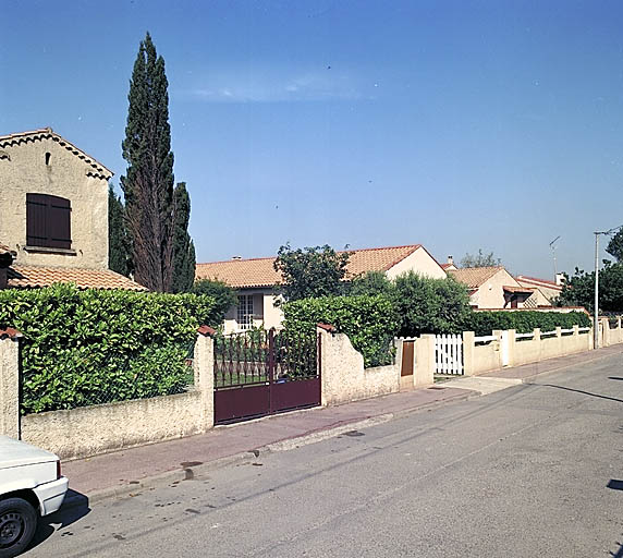 Fig. 05 - Vue des pavilllons de caractère régionaliste sur la rue Lucien Lambert.