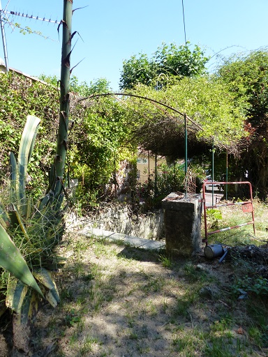 Vue de l'escalier vers la rue centrale depuis le jardin prise du nord-ouest.